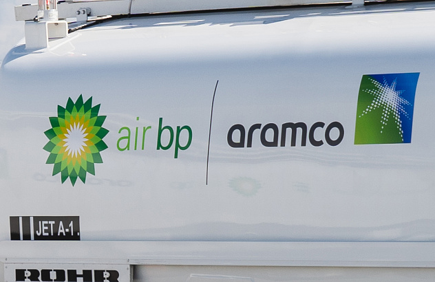 Cysterna z logo Air bp Aramco